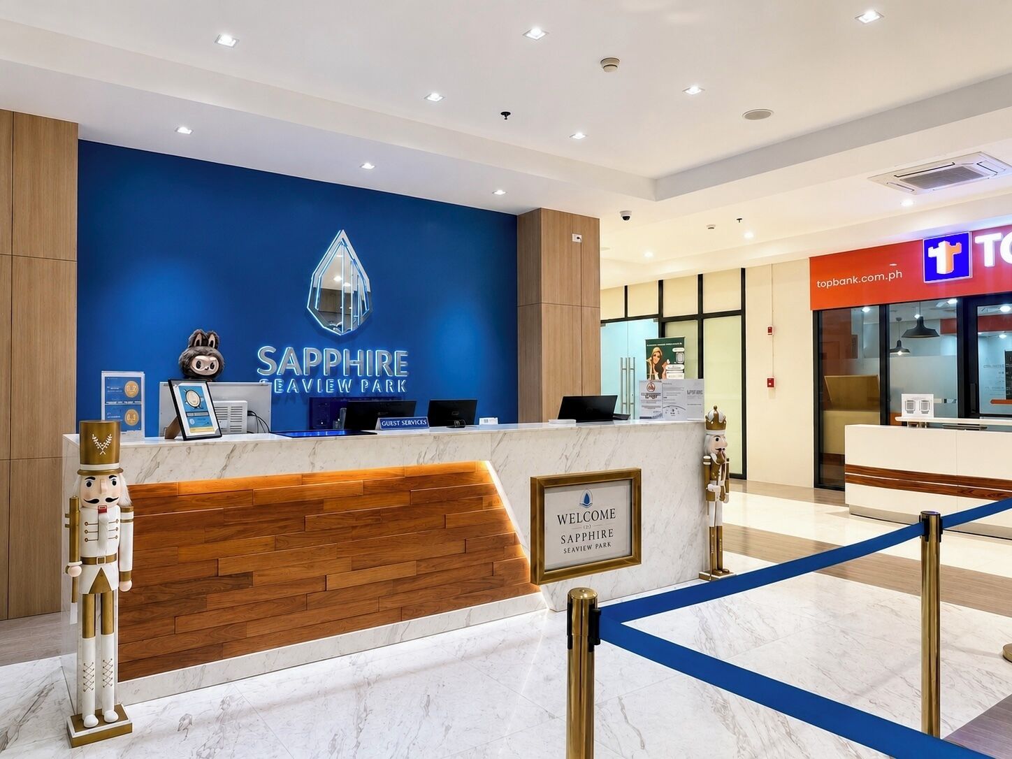 En receptionsdisk med en blå væg og et skilt, der står 'Sapphire Seaview Park'.