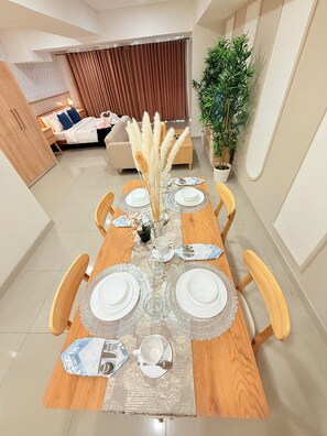 Studio Suite | Private kitchen | Fridge, microwave, stovetop, rice cooker - Sapphire Seaview Park (Parañaque)