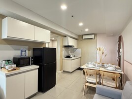 Refrigerador, microondas, placa de cocina, arrocera
