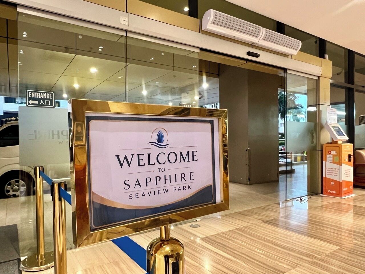 Un panneau d’accueil à l’entrée du parc Sapphire Seaview.