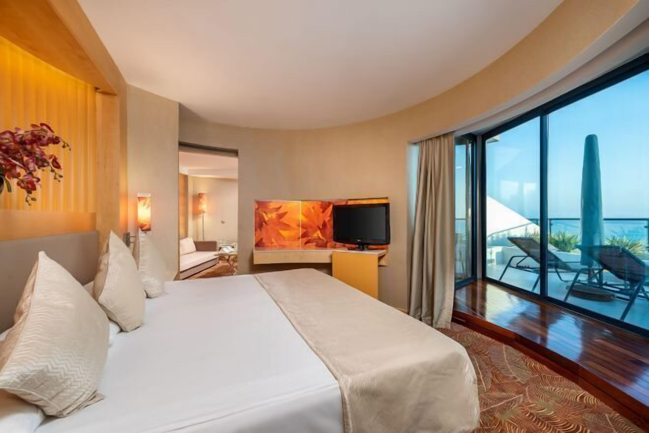 Ropa de cama de alta calidad y minibar con artículos gratuitos 