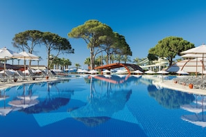 Piscina interna, 7 piscinas externas