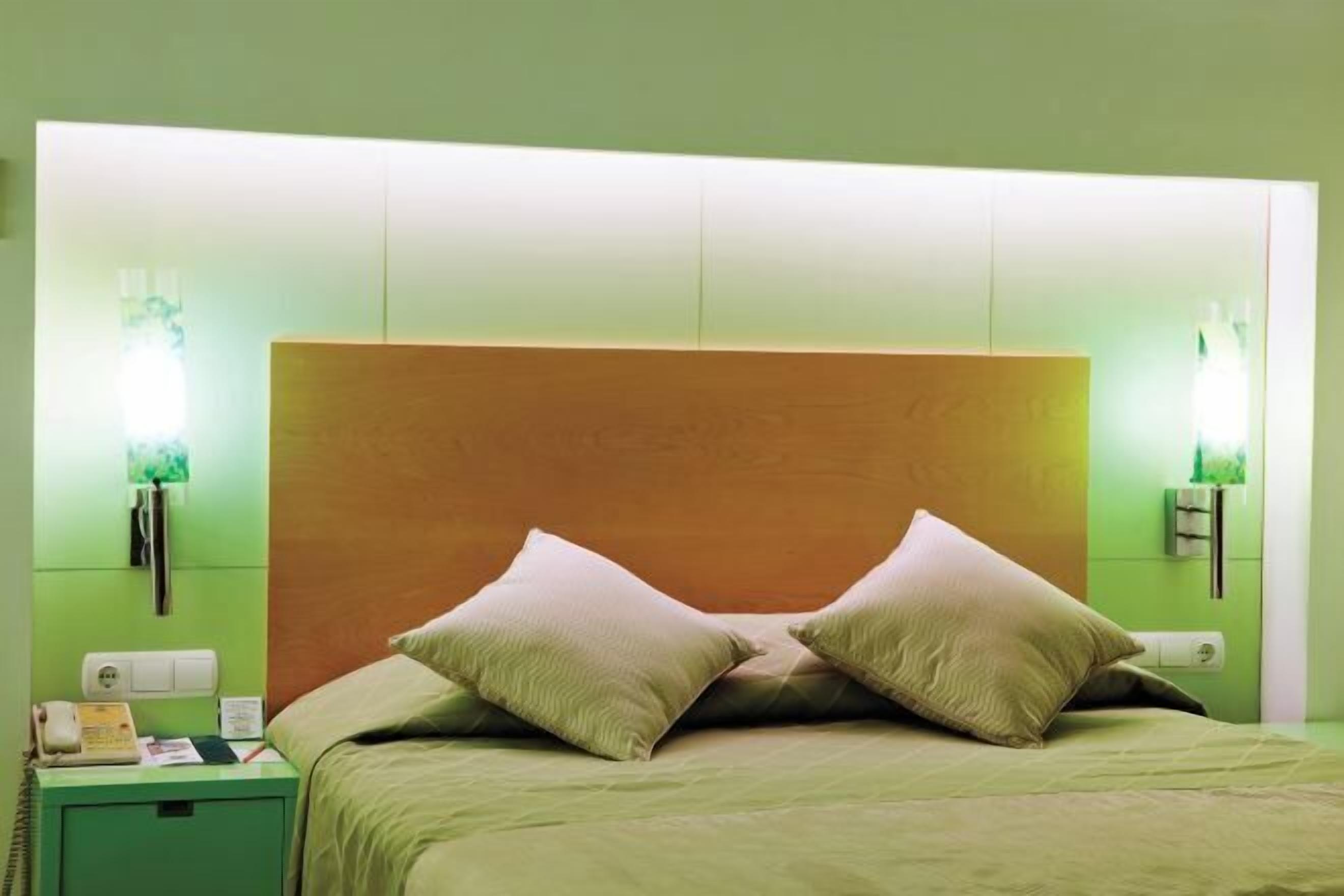 Ropa de cama de alta calidad y minibar con artículos gratuitos 