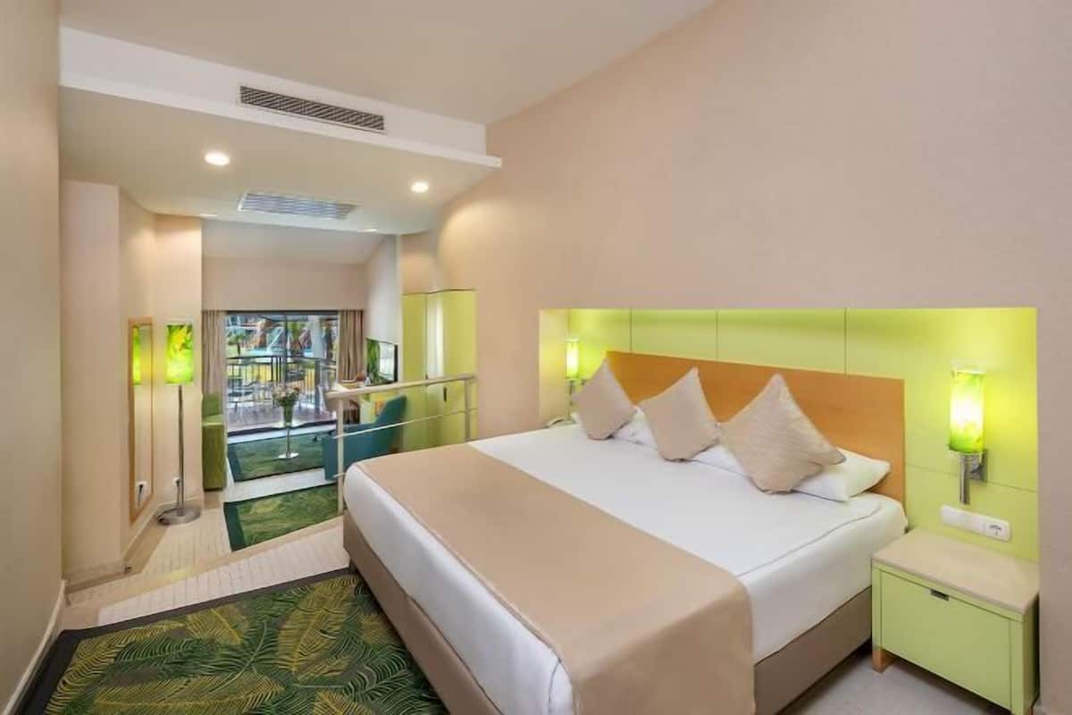 1 bedroom, premium bedding, free minibar, in-room safe