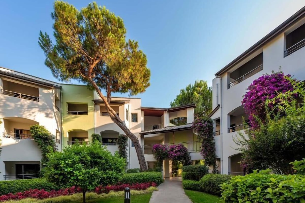 Standard Room, Garden View | Premium bedding, minibar (free items), in-room safe, WiFi (free)