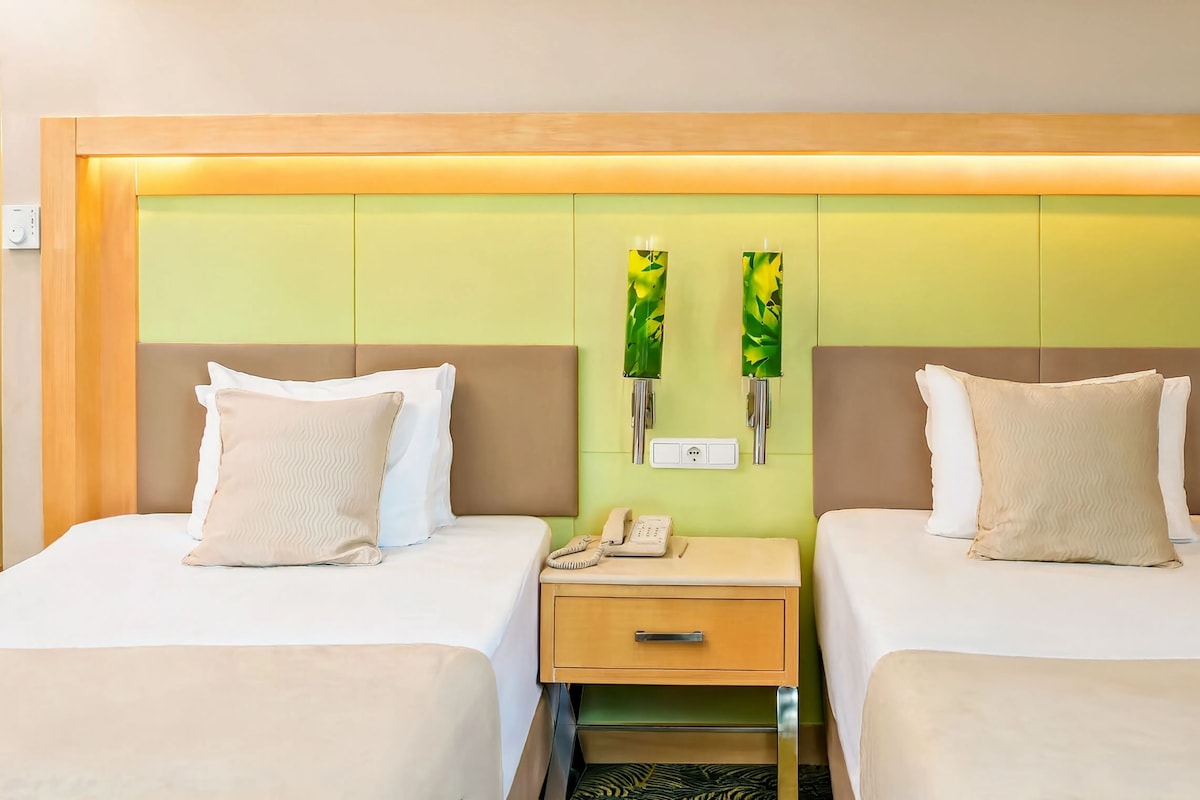 Standard Room, Multiple Beds | Premium bedding, minibar (free items), in-room safe, WiFi (free)