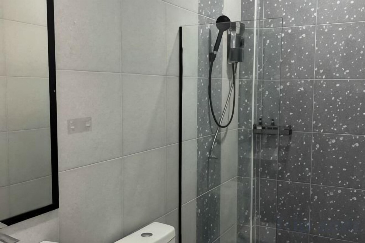 Banheiro | Chuveiro, toalhas de banho, sabonete, shampoo