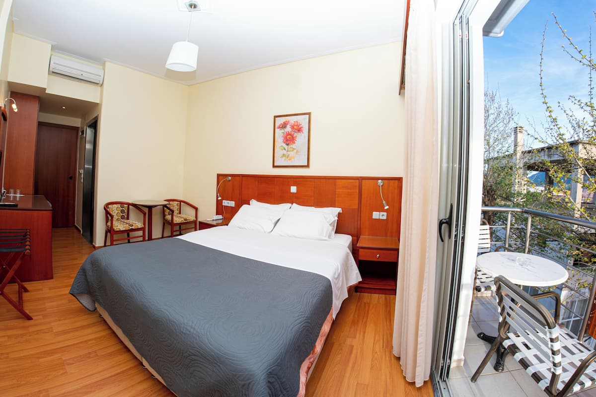 Seprai premium, brankas, meja kerja, dan ruang kerja ramah laptop
