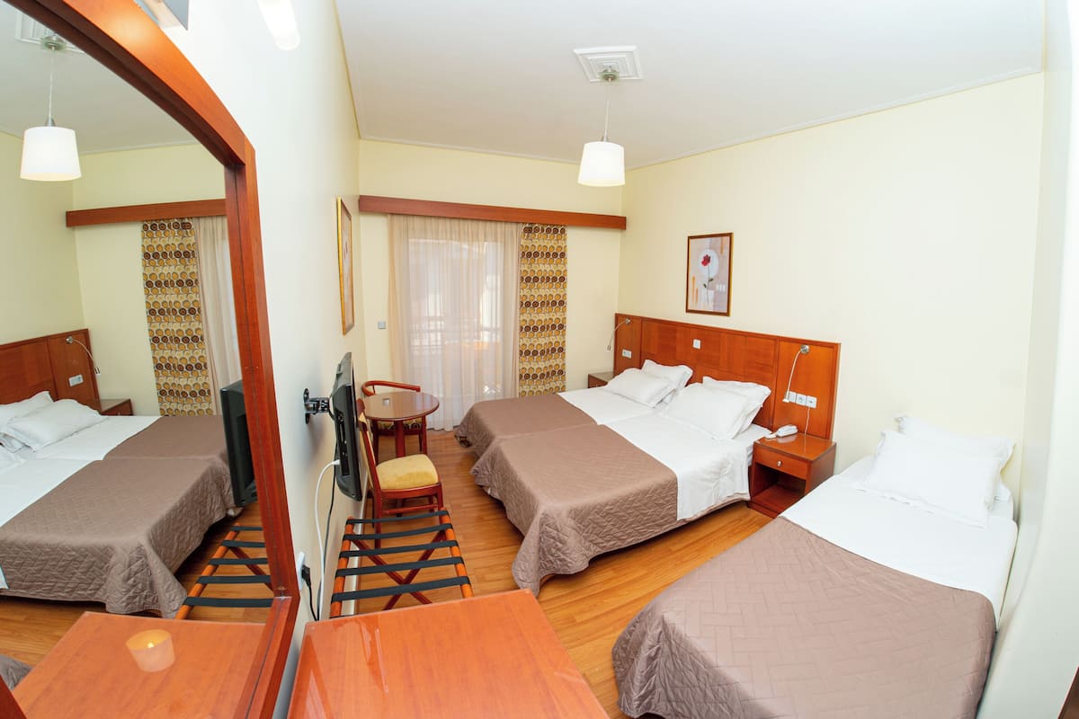 Premium bedding, in-room safe, desk, laptop workspace
