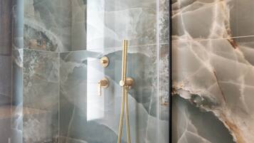 Deluxe-Doppelzimmer, 1 Queen-Bett, Nichtraucher, Stadtblick | Badezimmer | Dusche, Haartrockner, Handtücher, Seife