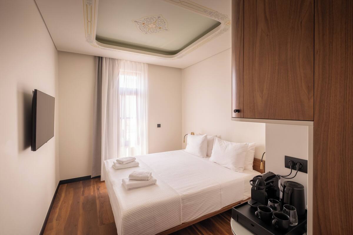 Quarto casal luxo, 1 cama Queen, para não fumantes, vista para a cidade | Cofres nos quartos, espaço de trabalho para notebook, cortinas blackout