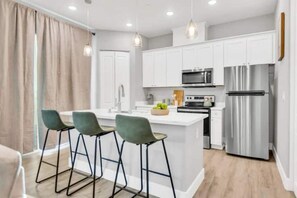 Kjøleskap, mikrobølgeovn, kokeplater og oppvaskmaskin