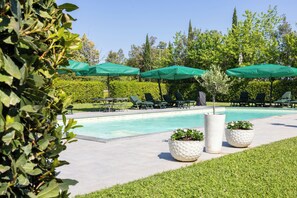 Piscine extérieure (ouverte en saison), parasols de plage