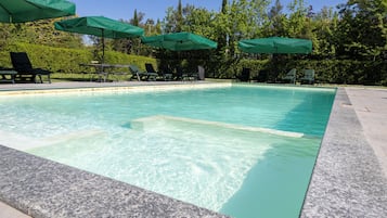 Sæsonbestemt udendørs pool, åben fra kl. 08.00 til kl. 20.30, parasoller