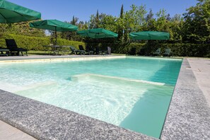 Piscine extérieure (ouverte en saison), parasols de plage
