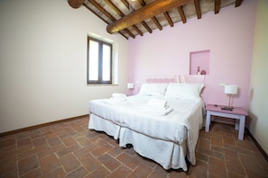 Comfort House | Cribs/infant beds, rollaway beds, free WiFi, bed sheets