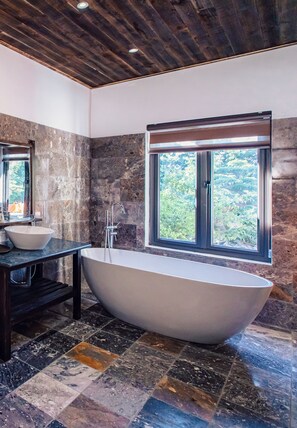 Bungalow Deluxe, vista al jardín | Baño | Pantuflas 