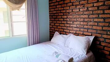 2 bedrooms, iron/ironing board, WiFi, bed sheets