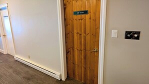 Un couloir avec une porte en bois portant l’inscription « Salina – produits secs ».