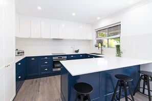 Réfrigérateur, four à micro-ondes, un four, surface de cuisson