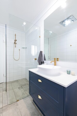 Douche, séchoir à cheveux, serviettes fournies