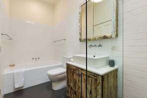 Secador de pelo, toallas, jabón y champú