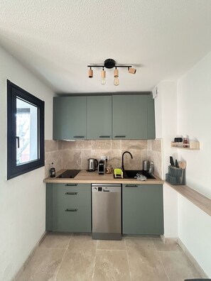 Réfrigérateur, micro-ondes, plaque de cuisson, lave-vaisselle