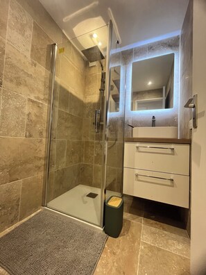 Secadora de cabello, toallas, jabón, papel de baño 