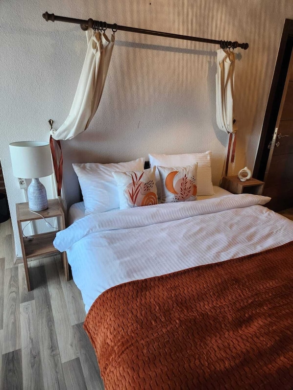 Economy Room, Balcony