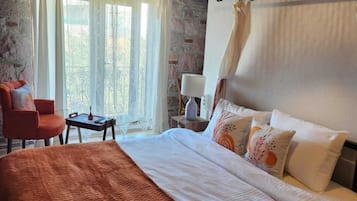 Quarto econômico, sacada | Wi-Fi de cortesia, roupa de cama