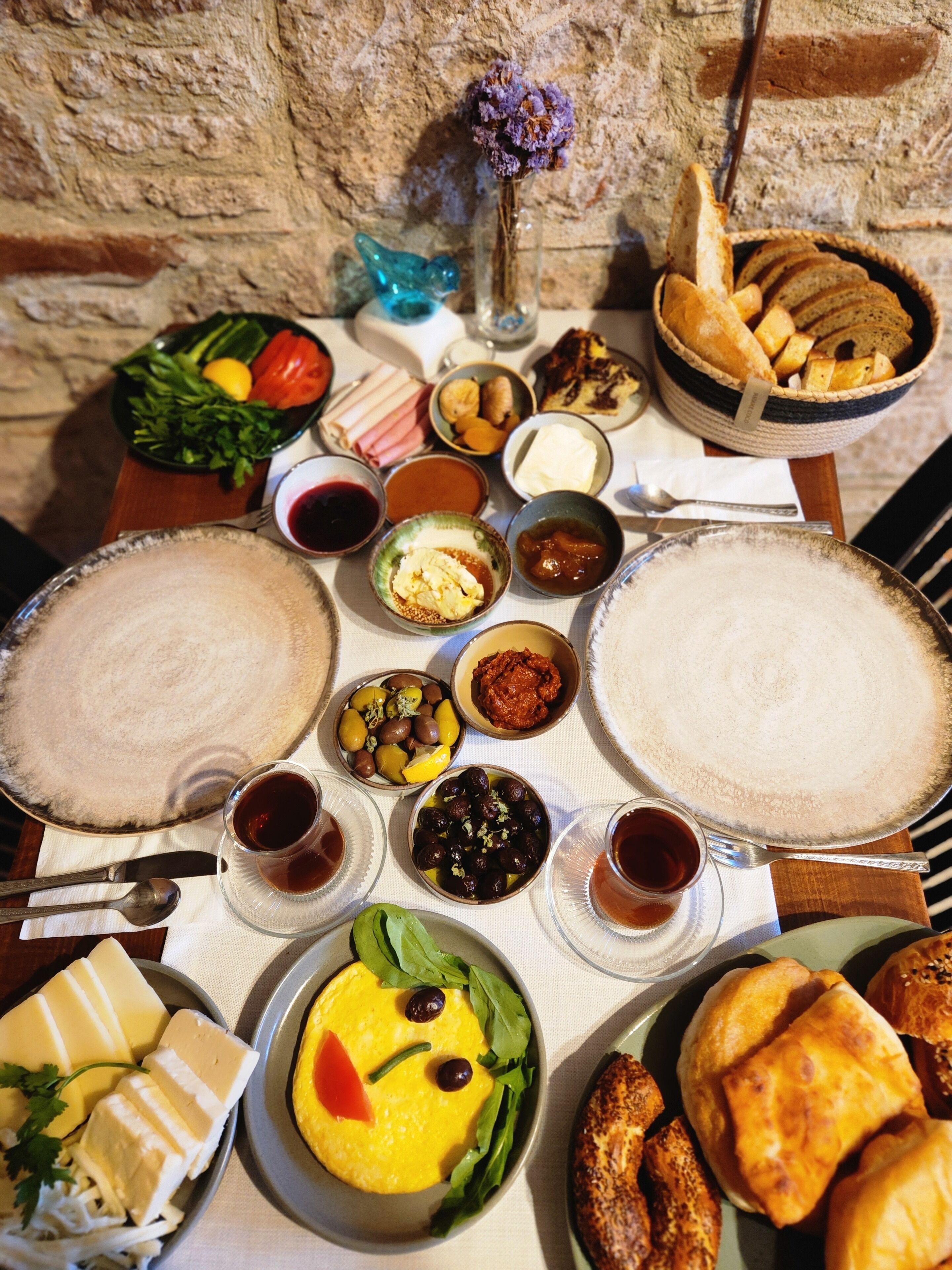 Petit déjeuner composé de spécialités régionales compris tous les jours