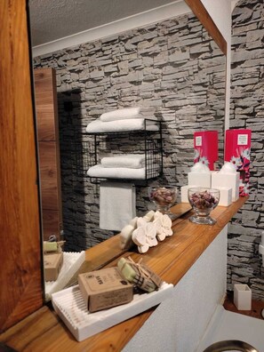 Classic-huone, parveke | Kylpyhuone | Suihku, hiustenkuivaaja, pyyhkeet, saippua