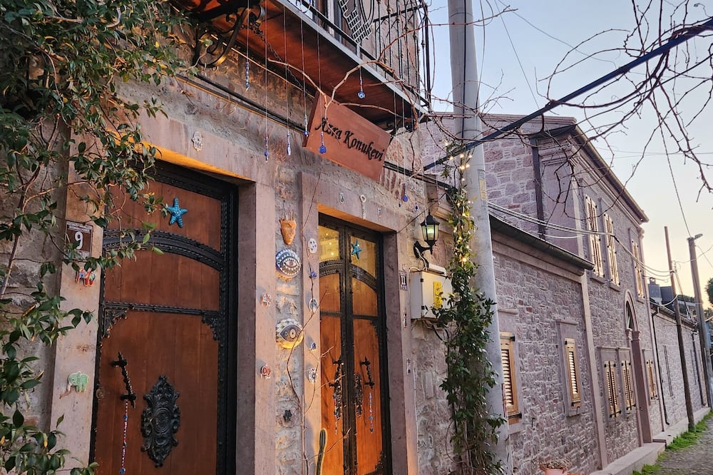 Azra Konuk Evi