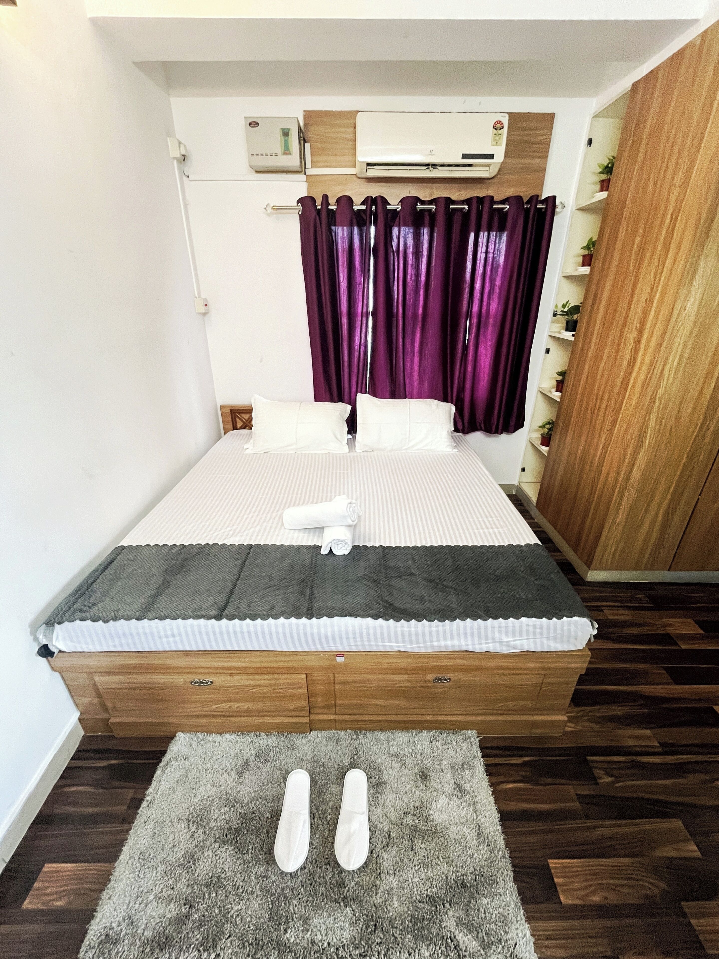 2 bedrooms, bed sheets