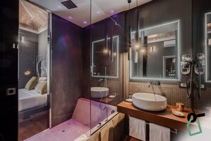 Deluxe tweepersoonskamer | Badkamer | Een douche, een haardroger, handdoeken, toiletpapier