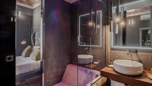 A modern bathroom with a glass-enclosed shower, a large mirror, and a vanity with a sink. - Hotiday Palermo Palco Noir (Palermo)
