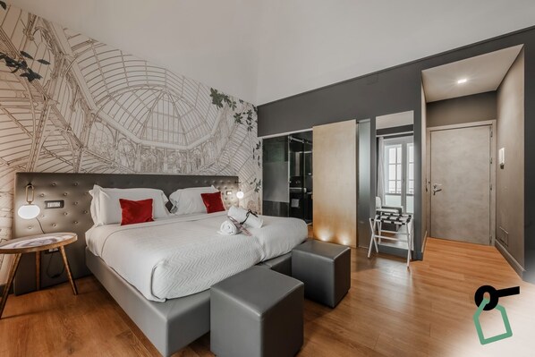 Standaard tweepersoonskamer, balkon | Een minibar, een kluis op de kamer, een bureau, gratis wifi