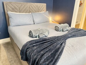 1 slaapkamer, een strijkplank/strijkijzer, wifi, beddengoed