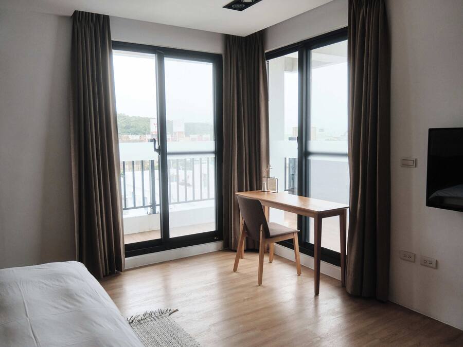 Quarto casal luxo, 1 cama Queen, para não fumantes, banheiro privativo | Wi-Fi de cortesia