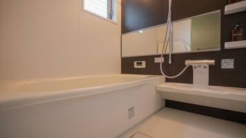 Villa Confort, varias camas, para no fumadores | Baño | Pantuflas