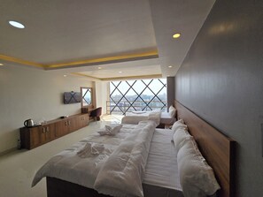 Luxe suite, uitzicht op de stad | Geluiddichte muren, gratis wifi