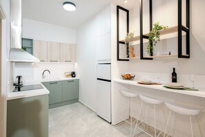 Fridge, oven, coffee/tea maker, electric kettle