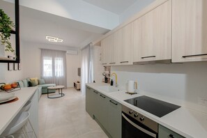 Kühlschrank, Ofen, Wasserkocher mit Kaffee-/Teezubehör, Wasserkocher