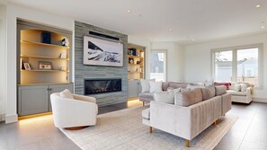 Una Smart TV, una chimenea, un reproductor estéreo, una oficina