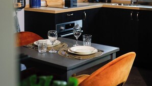 A modern kitchen with a dining area. - Atmospheric luxury holiday home –  spacious garden – 5 minutes from the forest. (Wilbertoord)