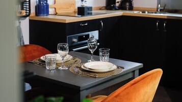 Kylskåp, mikrovågsugn, ugn och spishäll