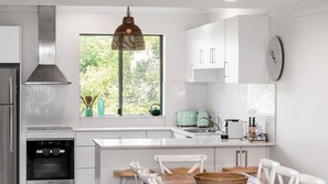 Réfrigérateur, four à micro-ondes, un four, surface de cuisson