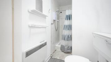 Chalet | Bathroom | Shower, hair dryer, towels
