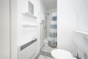 Chalet | Bathroom | Shower, hair dryer, towels