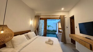 Ein modernes Hotelzimmer mit einem großen Bett, einem Flachbildfernseher und Blick auf einen Pool und einen Außenbereich.